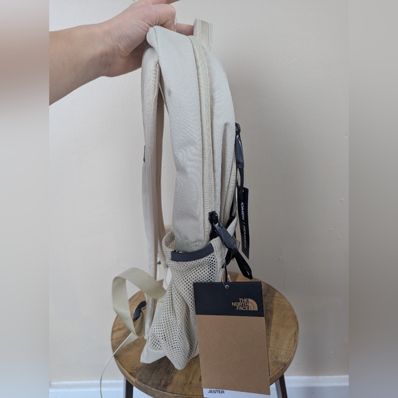 NWT! The North Face The Jester Backpack, Gravel/Cream, Women's Fit, 27L - Picture 4 of 15